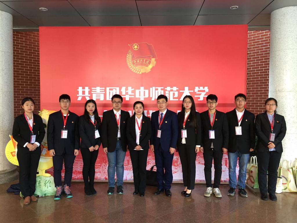城环学院代表与校团委副书记麻旎合影 城环学院代表与校团委副书记麻旎合影